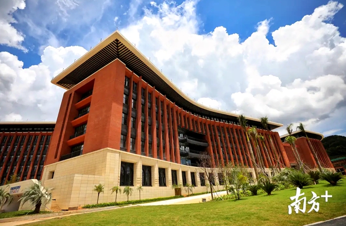 中山大学深圳校区正式启用！颜值超高，录取分数会超过本部吗？