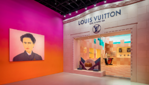 世界杯橱窗装饰(粉色楼梯＋超美渐层装潢 Louis Vuitton X 联名展 免费入场又好拍)