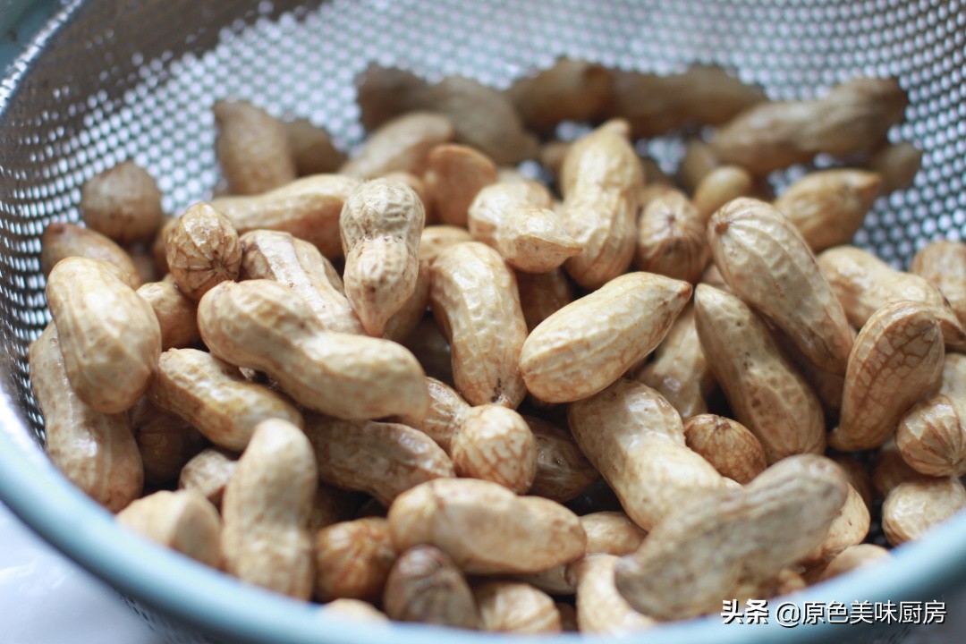 怎么煮带壳的花生(带壳花生怎么吃，加点它煮一煮，简单又美味)