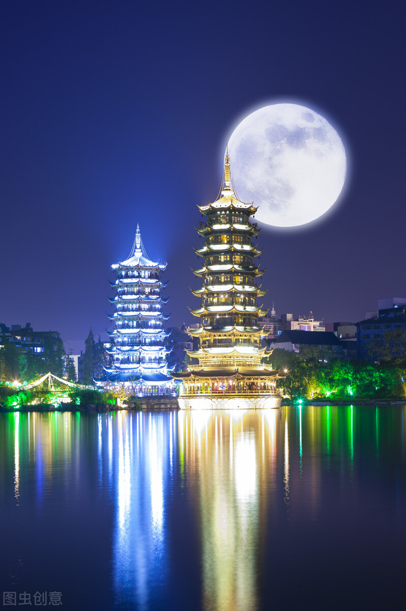 不醉不出关.真情天赐酒,杯杯映玉盘.明月照千山