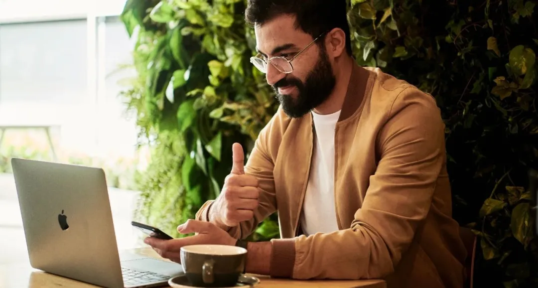 我老公，年薪50万+的程序员，一双袜子穿了10年，T恤穿到破洞