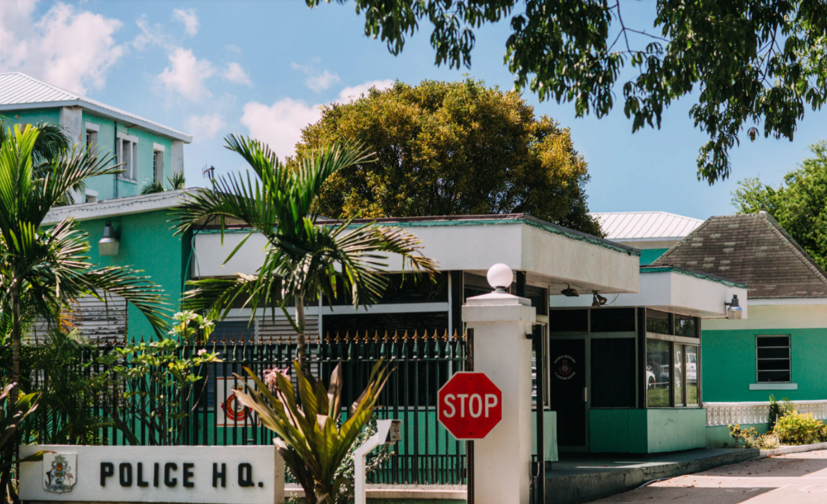 狩猎性侵近百少女、雇妓女强上14岁儿子…这个英国富豪终于被抓