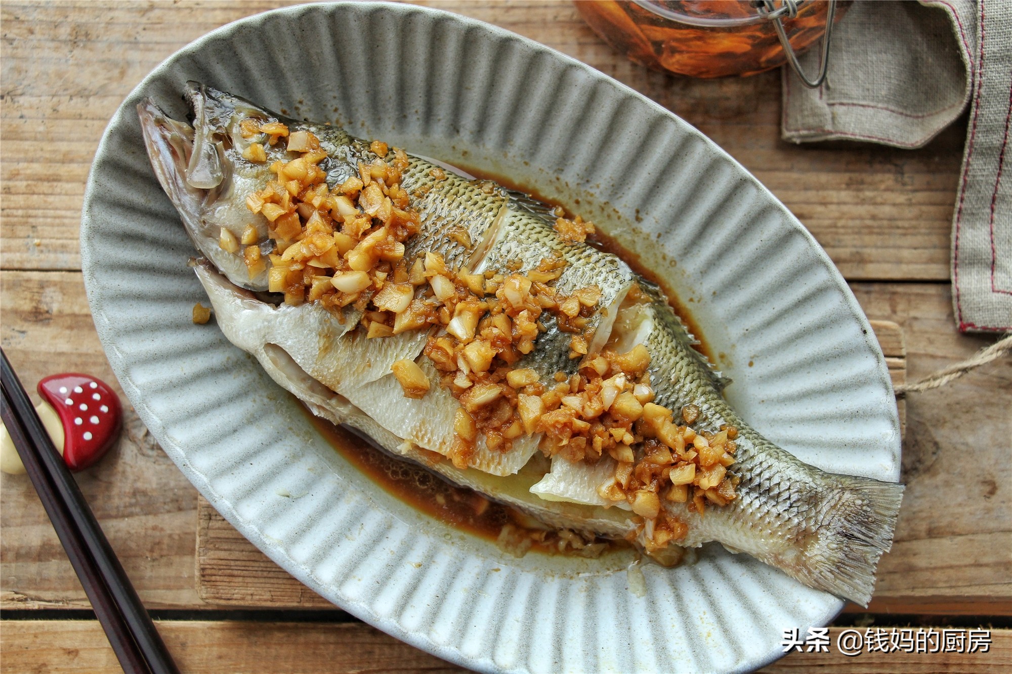 清蒸鱼用这方法，8分桌上桌，鱼肉鲜嫩多汁又不腥，比蒸锅还方便