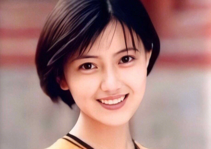 从照片来看,身穿一身非常亮眼的红色裙子的高圆圆虽然已经是一个孩子