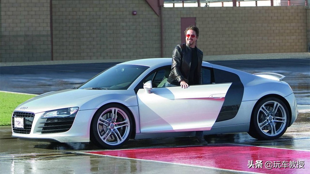 电影中,小罗伯特·唐尼饰演的托尼·斯塔克(钢铁侠)驾驶着奥迪r8在路