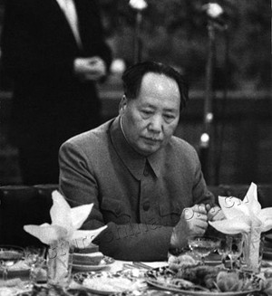 1949年中央机关搬进中南海，毛主席严肃道：我不搬，剑英固执的很