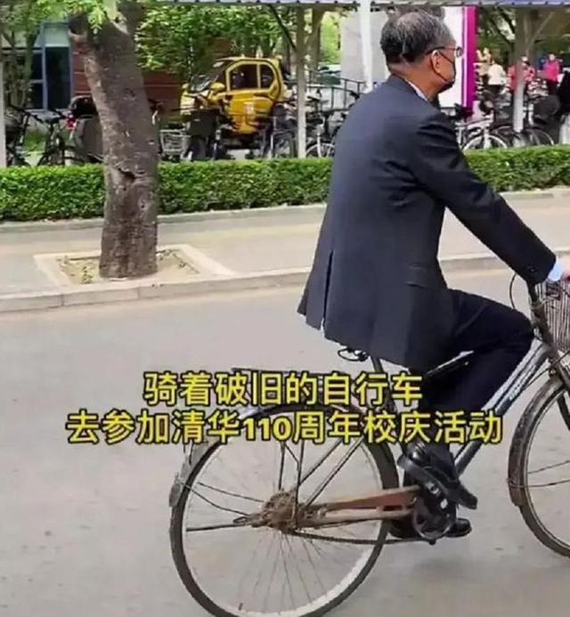 贫穷不是遮拦高贵的方式，一张清华大学的“偷拍照”，诠释了真相