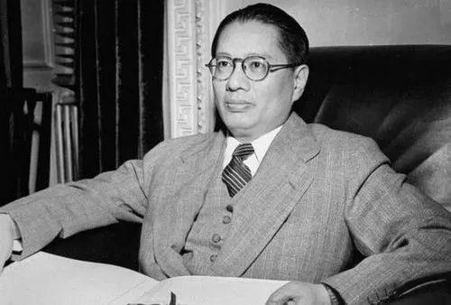 1926年短暂商谈后，老蒋调转枪口，是谁诱导他铁了心与中共为敌？