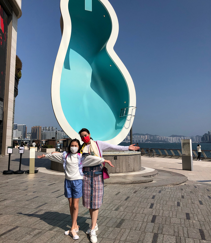 郭可盈黎姿同框，豪门千金与阔太的既视感明显，却都不太显年龄