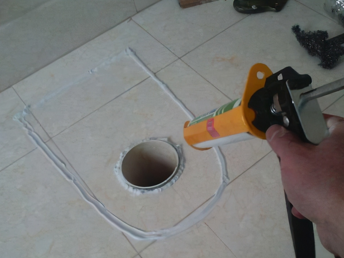 第四步,安装马桶的法兰圈,将法兰圈套在马桶底部的排污口上,不得使用