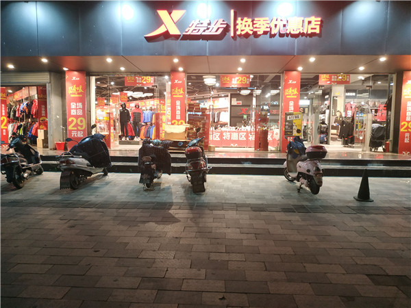 李宁正品体育店(我们来到鞋都晋江，逛了逛安踏、李宁和乔丹等运动品牌的工厂店)