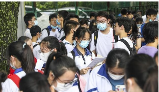 考生高考查分500分委屈落泪，200分就能上大专，我这么努力有何用