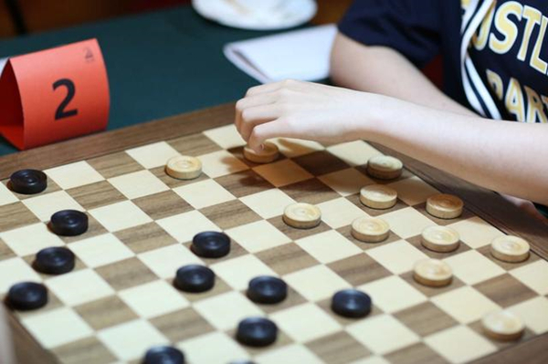 跳棋比赛时间表(夜上海·悦动｜半小时就能学会的国际跳棋，要精通可不容易)