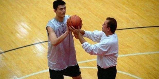 nba球员为什么带白头巾(姚明NBA生涯只戴过一次发带，虽然难看，但背后的故事却非常温暖)