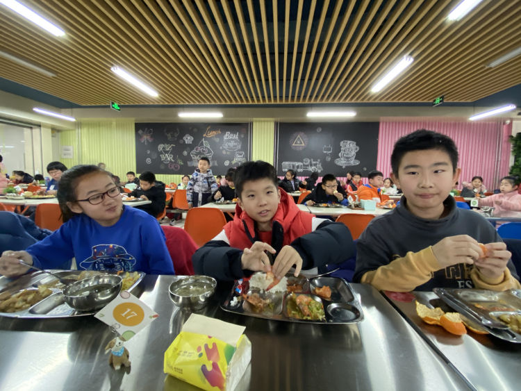 学校食堂配餐食谱有了标准，让学生既要吃饱又要吃好