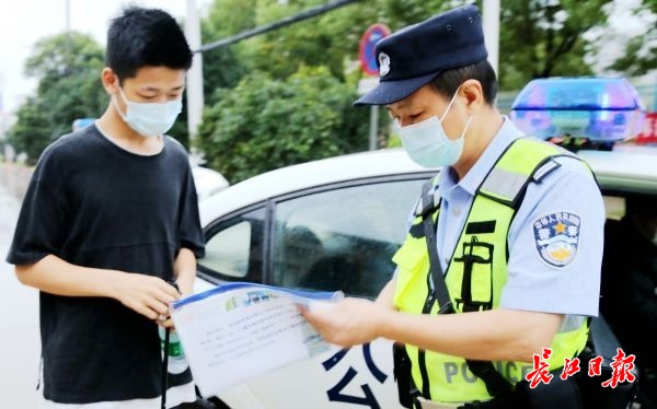 感动！开绿色通道，全程护送，他们让考生顺利进了考场