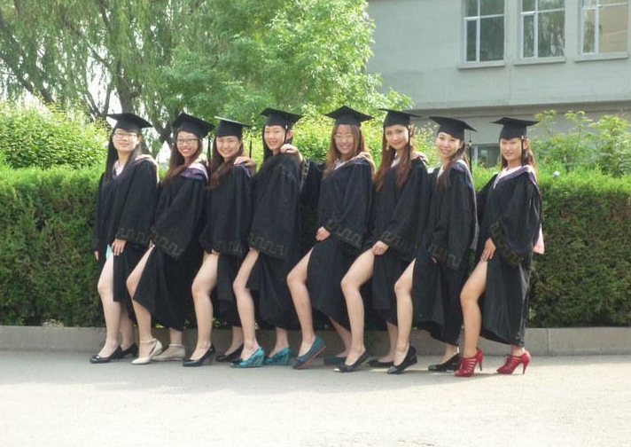 大学生“创意毕业照”火了，男生“性感”起来，真没女生啥事了