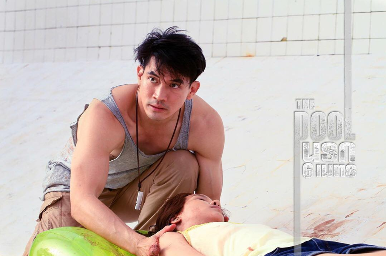 泰国重口电影!肌肉男在泳池睡着,醒来和鳄鱼肉搏!成功将其反杀