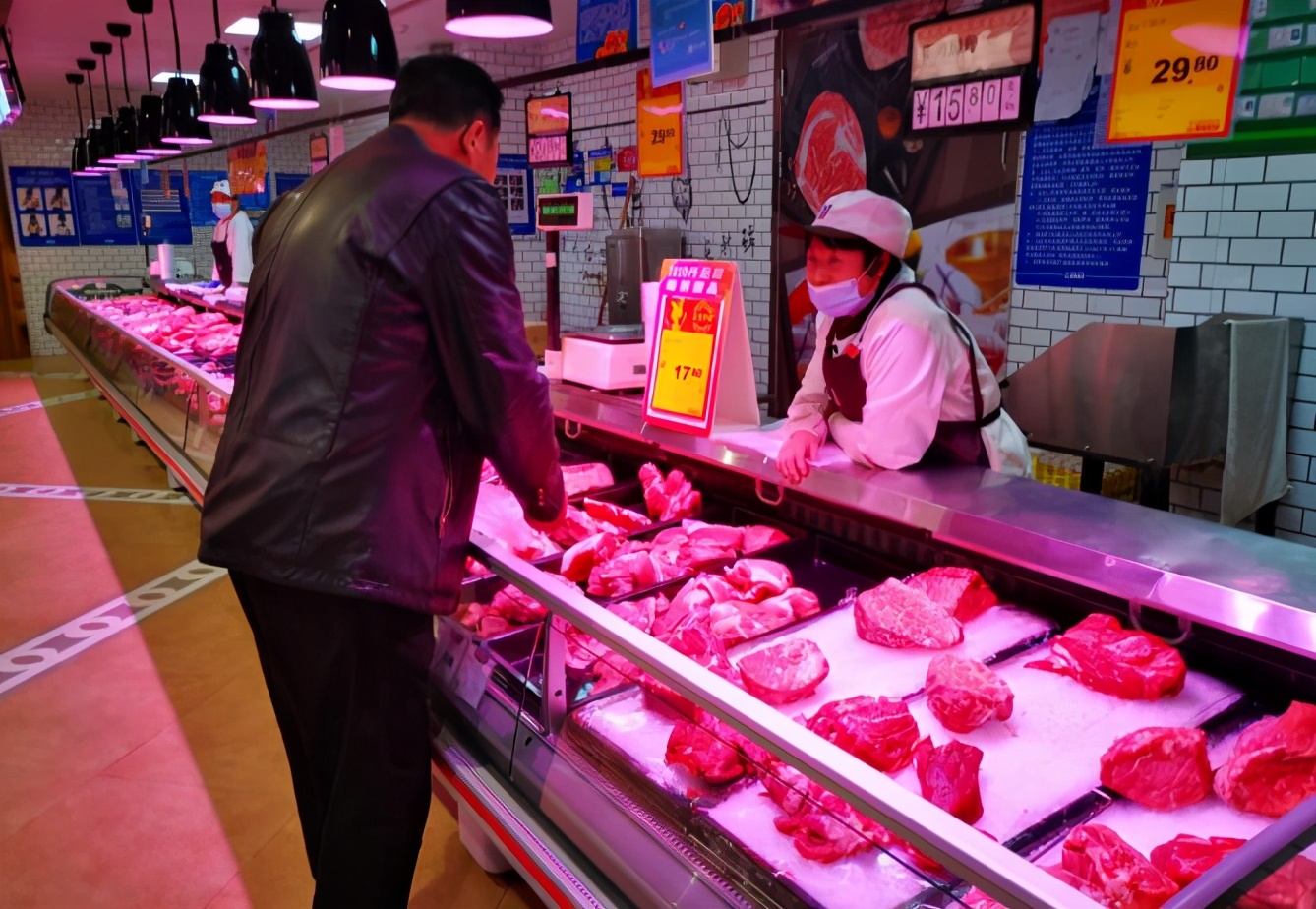 郑州白条猪连续18天跌破20元/斤，多家超市推特价猪肉