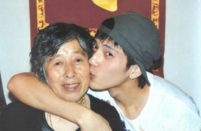 原来有人生来便是深渊，5个娱乐圈悲惨男星，经历个个让人心碎