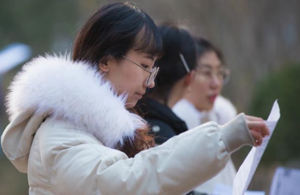 高校开学，研究生看到寝室以后直摇头，寝室环境究竟能有多差？