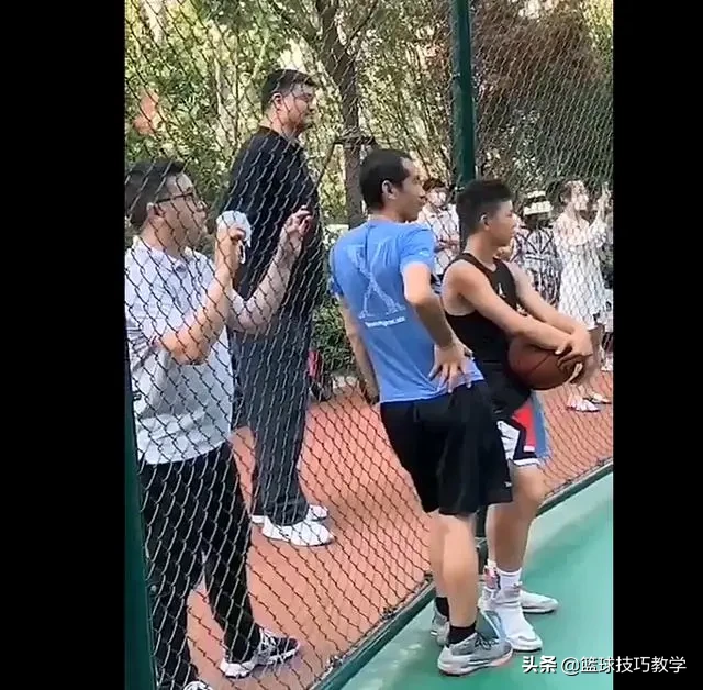 姚明女兒在哪里學籃球（姚明帶女兒去野球場打球，單手投籃誰防得住，站著投都沒人蓋得了）