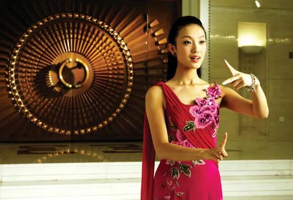 中国“环球小姐”20年，选手境况悬殊巨大，有人与赞助商老板结婚