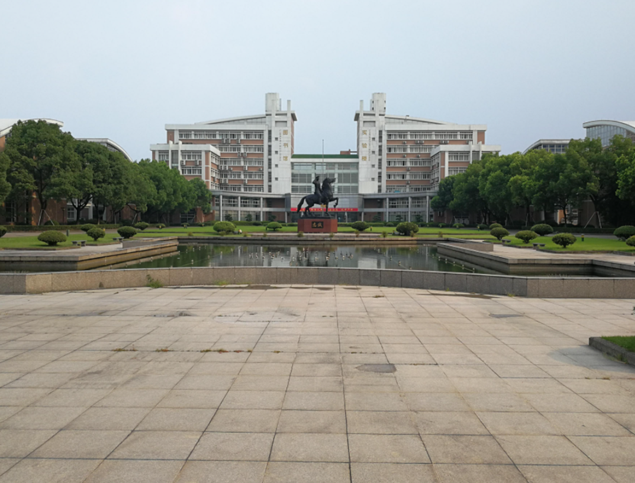 浙江省这所二本“很牛逼”，90%毕业生能成公务员，就是鲜有人知