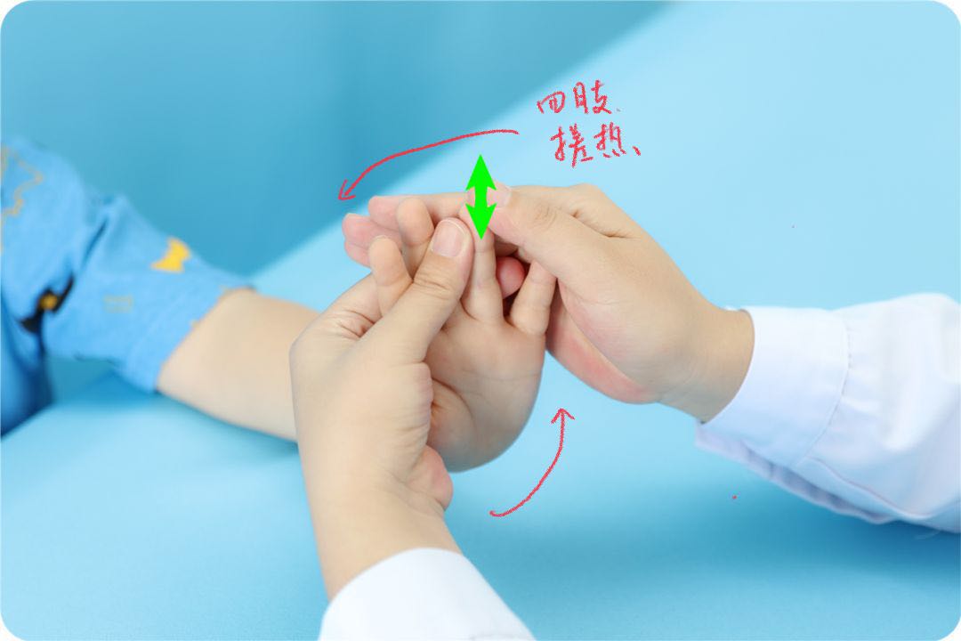 宝宝物理降温擦拭图(孩子发热怎么办?擦擦擦!学会物理降温)