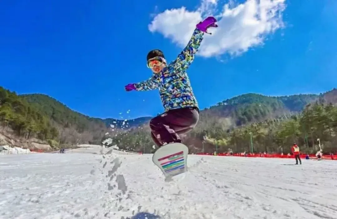 12月杭州哪里可以滑雪(千米高山，十年品牌，临安大明山万松岭滑雪场昨天开滑)