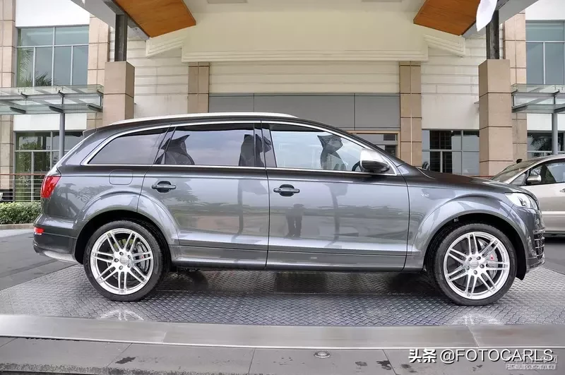 奥迪Q7 V12柴油版实拍,当年售价257万,这货能拖动一辆飞机