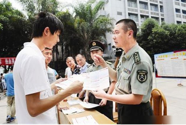 专科生毕业后，大多选择参军入伍，背后的“好处”令本科生羡慕