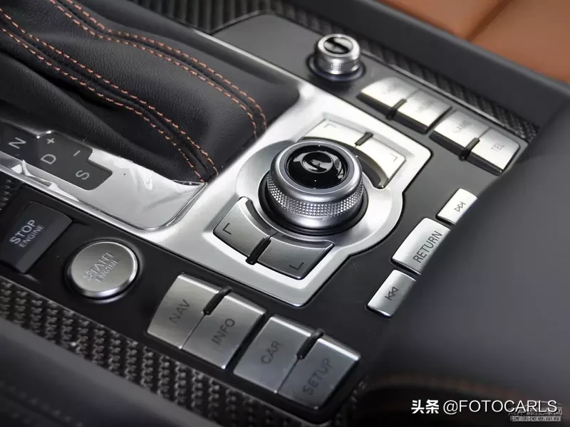 奥迪Q7 V12柴油版实拍,当年售价257万,这货能拖动一辆飞机