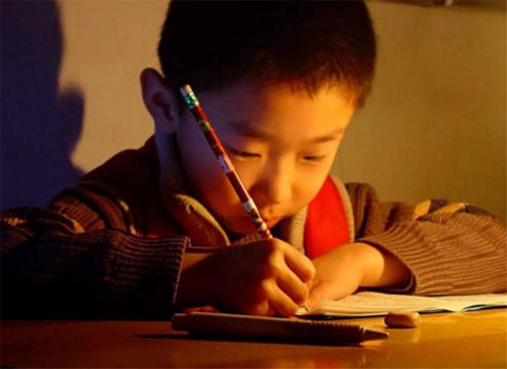 初中女生“情书”当作文，语文老师看后却感动落泪，网友：真懂事