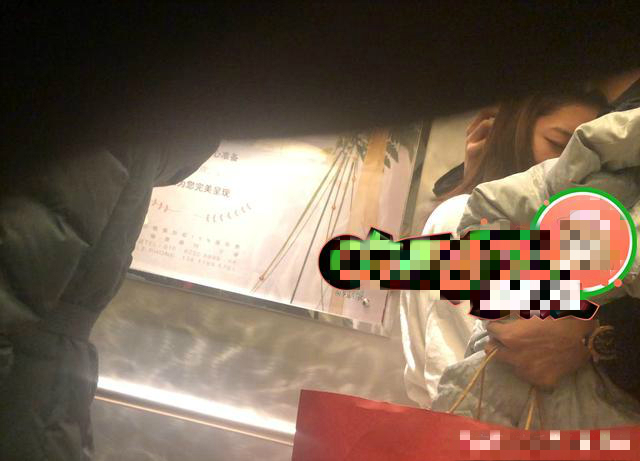 95后男星恋情曝光！当众被摸腿后同回酒店，喂女方吃东西关系暧昧