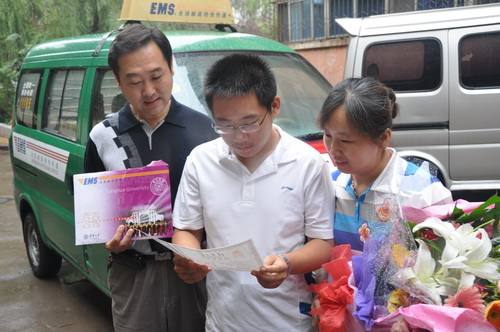 河南高考理科状元姚宏翔，曾当过12年班长，半夜开导同学