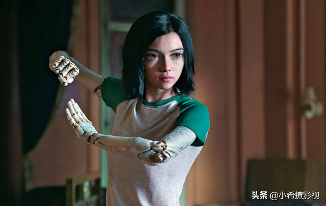 罗莎 萨拉扎尔的胸（《阿丽塔：战斗天使》的女主角，为何有两个不同的体重？）