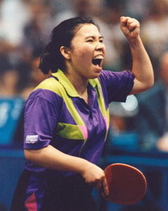 邓亚萍学历多高(乒乓女皇邓亚萍：14年运动生涯，拿下18个世界冠军奖牌，为国争光)