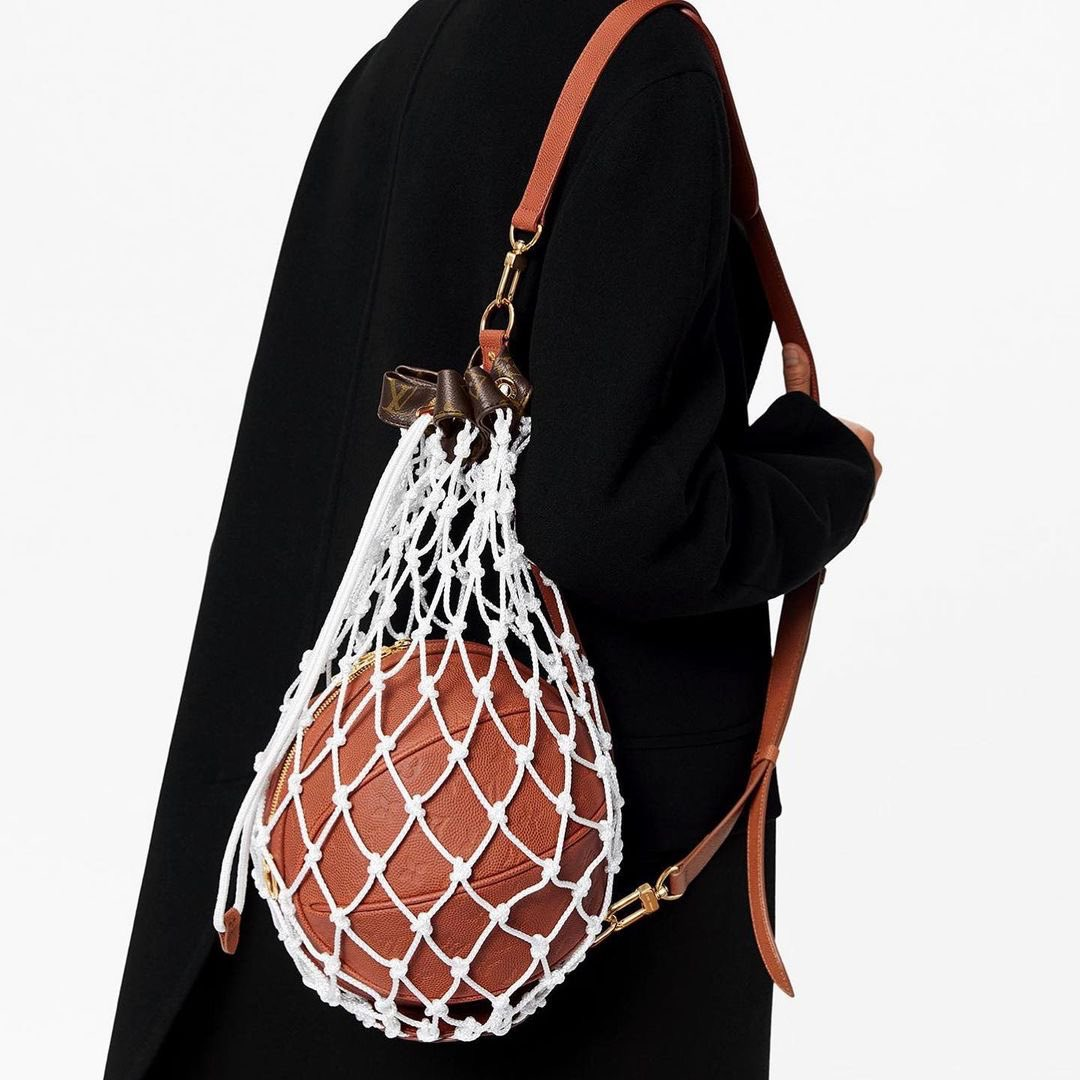 街头篮球红钻在哪里（LV联名NBA推出“天价篮球”！每个售价1.2万，网友称拍一下都心疼）