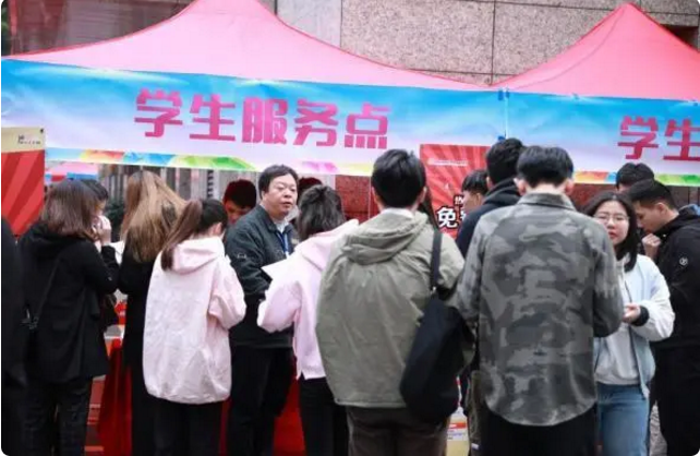 这4所“贵族”大学，今年分数线下调明显，每学费10万左右