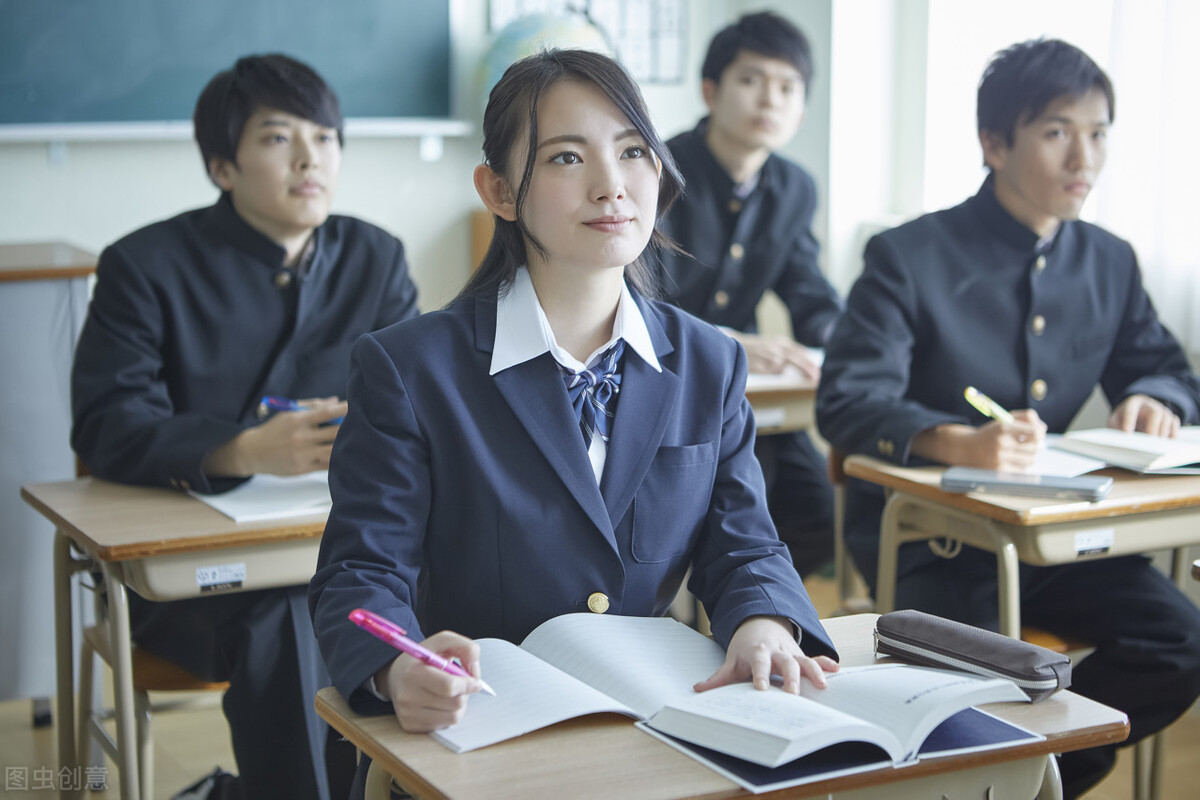 同学们要明白，人生靠自己靠山山会倒，靠水水会流靠自己永远不倒