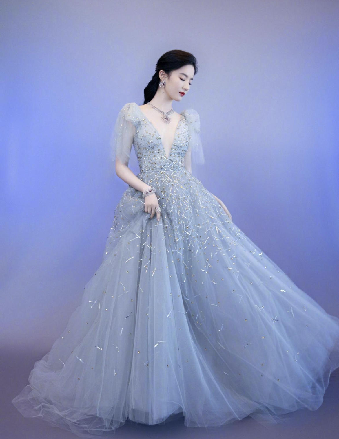 刘亦菲才是"微肉界"女神,穿抹胸羽毛裙配长卷发,轻松美出圈