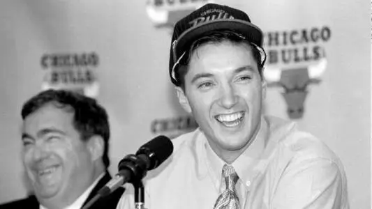 98篮球网nba直播吧（NBA纪实连载27：98年带领内忧外患的公牛三连冠，乔丹彻底封神上卷）