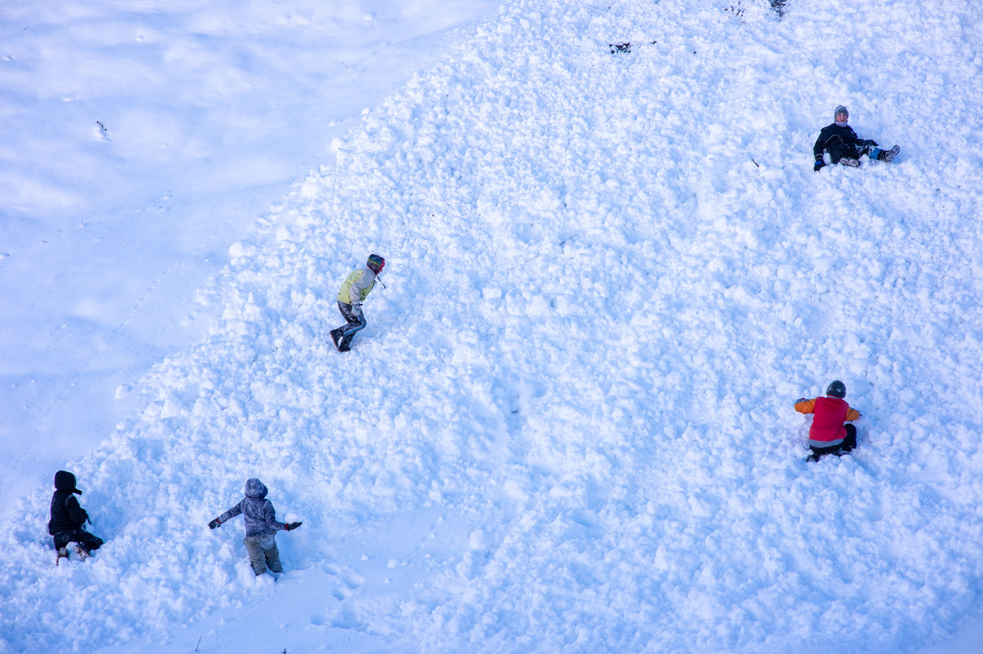如何自制簡易滑雪板（雪山村落里的孩子怎么玩耍？自制滑雪板，趴在上面可以滑行500米）