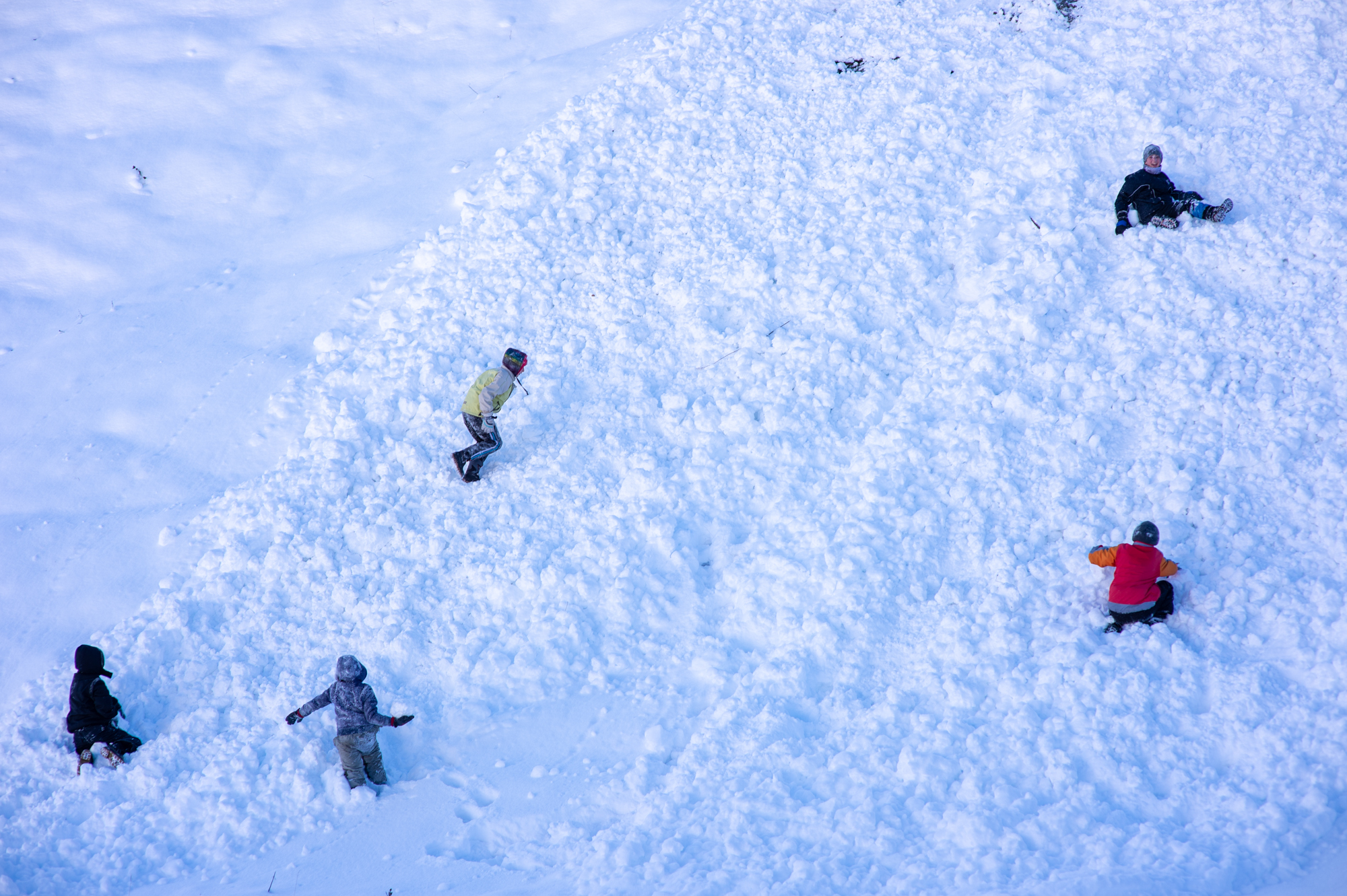 如何自制简易滑雪板（雪山村落里的孩子怎么玩耍？自制滑雪板，趴在上面可以滑行500米）