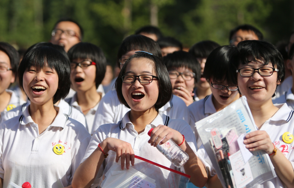 高考前一天学生在做啥？“淡定自若”是学霸，焦虑难安是学渣