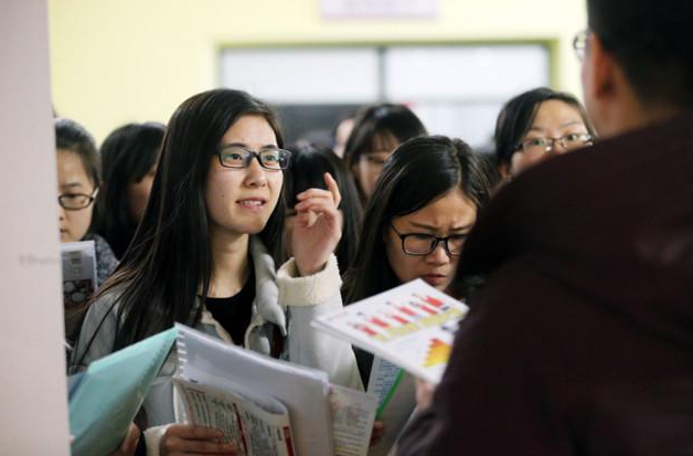 大学生或迎来好消息，符合要求可免试成公务员，职位还能到干部级