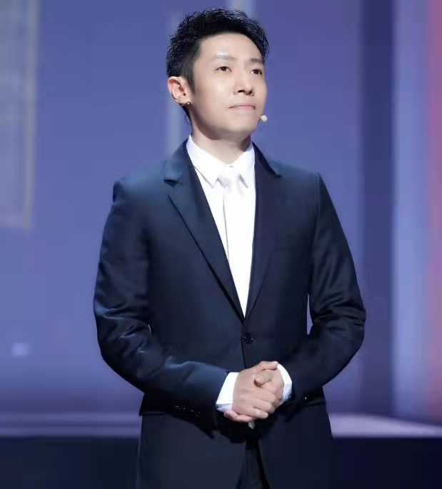 18岁保送北大，娶外国妻子生下龙凤胎，撒贝宁才是人生大赢家