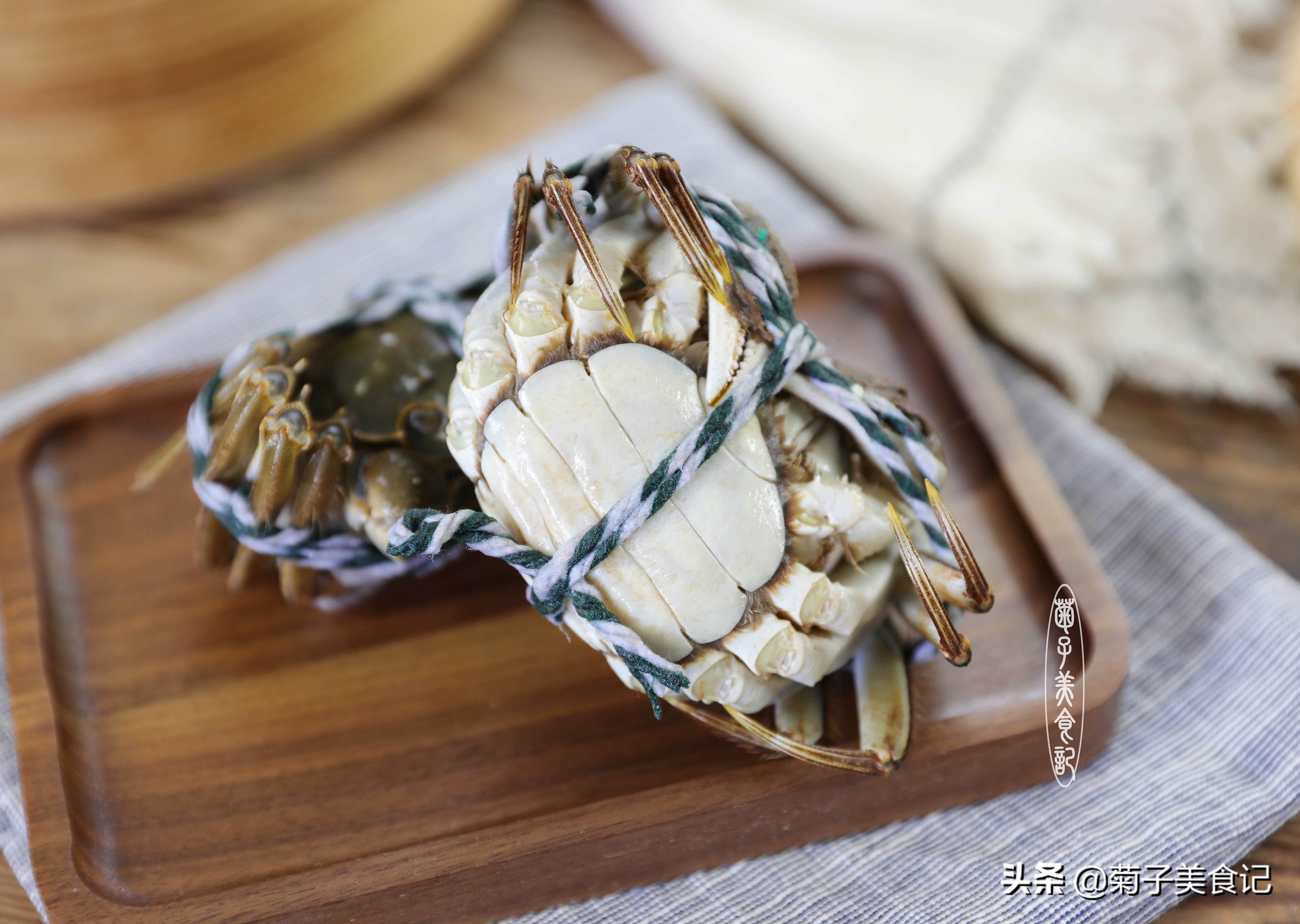 大闸蟹怎么做才能好吃？清蒸只要三步，搭配蘸酱，简单味美又鲜香