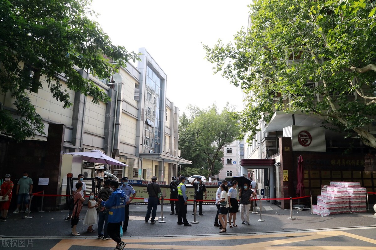 复旦大学两硕一博因“违纪”被开除学籍，网友质疑：是否处罚过重